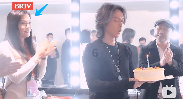 救援受困的长颈鹿